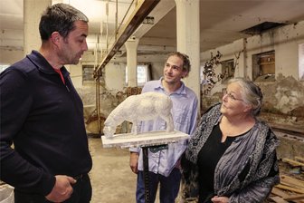 Kunst im Erzgebirge: Symposium zum Thema Schaf endet mit Werkschau in früherem Kuhstall - Kristof Grunert (l.), Dozent für Anatomie an der Hochschule für Bildende Künste in Dresden, steuerte dieses Schaf zum Symposium in Bermsgrün bei. Hier diskutiert er mit Anna Franziska Schwarzbach und Moritz Richard Schmidt.