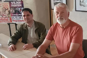 Kunst im Gemäuer: Was Besucher bei den neuen Konzert-Lesungen auf Burg Schönfels erwartet - Stefan Wünsch (l.) und Mirko Dominiak stellen die neue Veranstaltungsreihe vor.