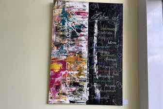 Kunst im Rathaus Lichtenau: Wer steckt hinter den geheimnisvollen Bildern? - „Liebe ist" heißt ein Bild, das im Lichtenauer Rathaus hängt.