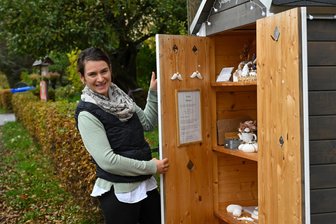 Kunst im Schrank: Bastlerin aus Limbach-Oberfrohna bringt Kreatives auf die Straße - Lilian Strietz betreibt in Uhlsdorf erfolgreich einen Selbstbedienungsladen für Geschenkartikel.