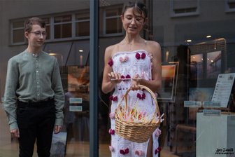 Kunst in Crimmitschauer Schaufenstern: Einstige Abiturienten mit Malerei und Fotografie dabei - Ricco Fleckenstein und Antonia Keil stellen in zwei leerstehenden Geschäften im Crimmitschauer Stadtzentrum aus.