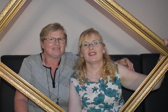 Kunst in Crimmitschauer Schaufenstern: Zwei Schwestern zeigen Malerei - Simone Tauber und ihre Schwester Bärbel Wutzler, die heute in Rheinland-Pfalz zu Hause ist, zeigen Malerei.