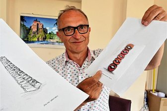 Kunst, Küsse und Kettensägen: Ein heißer Sommer an der Talsperre Kriebstein - Frank Schleußing präsentiert beim Miskus in Hainichen den Entwurf „Kiss me“ von Christoph Roßner für das diesjährige Symposium „Kunst am Wasser“ an der Talsperre Kriebstein.