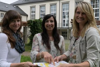 Kunst, Kultur und Shoppingspaß - Die "Krekuli"-Festival Initiatorinnen Andrea Damaris Heinze (links) und Claudia Curth (Mitte) beim Vorgespräch mit Heike Böhm vom Team der Stadthalle.
