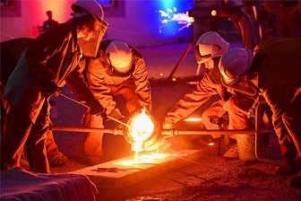 Kunst mit 1450 Grad Celsius: Schloss Wolkenburg wird zur Live-Bühne für internationale Künstler - Mit frisch geschmolzenem Eisen aus dem Hochofen fertigten fünf Künstlerinnen und Künstler am Freitag auf dem Schloss Wolkenburg ihre Kunstwerke an.