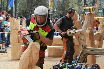 Kunst mit der Kettensäge: In Gelenau wird Deutschlands Speedcarving-Meister gekürt - Als einer von 16 Kettensägekünstlern wird der Gelenauer Tino Schubert (vorn) am Wochenende in seinem Heimatort am Finale der Deutschen Speedcarving-Meisterschaft teilnehmen.