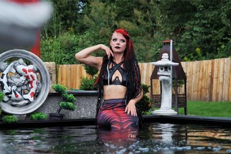 Kunst mit Kois: Fotografin beweist Gespür für extravagante Porträtaufnahmen - Einmal mit Koi-Karpfen schwimmen? Dominique Wahl macht das Erlebnis zum Fotoshooting und verwandelt sich dank Meerjungfrauenflosse gleich selbst in einen halben Fisch.