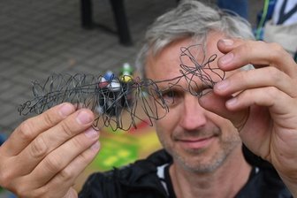 Kunst mit Pappe, Farbe, Draht und Holz - Station 3: Theaterplastiker und Bildhauer Robert Frenzel hat mit den Kindern aus Draht Meerestiere wie diesen Fisch angefertigt.