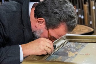 Kunst oder Krempel: Sachsen lassen ihre Erbstücke schätzen - Auf der Suche nach dem Künstler: Nicht nur der feine Pinselstrich, auch das Motiv hat es Kunsthändler Stefan Günther angetan.