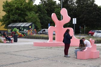 Kunst oder Sitzgelegenheit? Wie die Kreativachse Chemnitz „aufmöbelt“ - An der Georgstraße stehen mehrere sogenannte Highlights und Bänke.