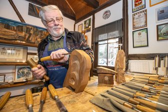 "Kunst offen" im Erzgebirge: Ein Atelier voller Erinnerungen - Wie ihn viele im Erzgebirge kannten: Holzbildhauermeister Dietmar Lang in seiner Werkstatt in Frohnau. 