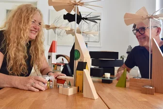 „Kunst:offen“ in Chemnitz: Wo sich am Pfingstwochenende Pyramiden drehen - Katrin Günther und Jörg Metzschke an einigen ihrer selbst kreierten Pyramiden.