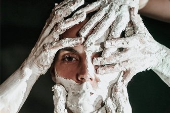 Kunst ohne Worte in Dresden - Unvorstellbare Landschaften, erzeugt durch das tschechische Theatro Continuo in dem Stück "Hic Sunt Dracones".