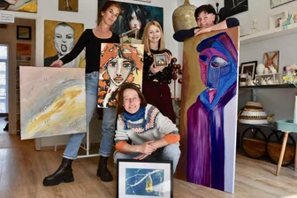 Kunst-Schnäppchen: Bilder werden für Chemnitzer Verein versteigert - Mandy Willecke, Anne Schlesinger, Julia van der Seylberg (von links) und Katja Glänzel (vorn).