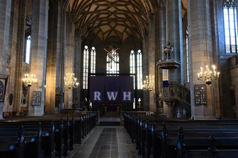 Kunst soll in regionalen Kirchen die Fastenzeit zur Kulturhauptstadt-Attraktion machen - Die Buchstaben RWH in der Installation des Wiener Künstlers Michael Endlicher vor dem Altar im Zwickauer Dom stehen für das aramäisch-hebräische Wort „Ruach“, das mit „Windhauch“ oder „Atem“ übersetzt wird.