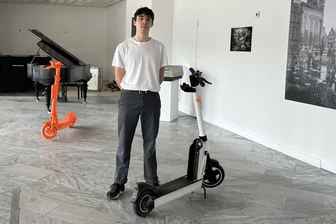 Kunst-Tausendsassa Béla Bender: Kinderblicke hinter Böhmermanns Roller - Béla Bender neben Jan Böhmermanns E-Scooter „Kadmos 3" im Projektraum „Momentum“, den er mit seinem langjährigen Freund Enzo ins Leben gerufen hat.