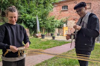 Kunst trifft Handwerk: Interaktives Web-Event unter freiem Himmel in Crimmitschau - Marta Romani und Karl Logge werden Samstag im Garten der Tuchfabrik mit kleinen Besuchern weben.