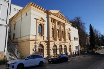 Kunst trifft Karton: Neue Ausstellung in Theater im Erzgebirge - Im Foyer des Eduard-von-Winterstein-Theaters Annaberg-Buchholz werden Werke von Jörg Seifert ausgestellt.