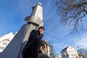 Kunst von Ronald Münch in Chemnitz: „Lasst mal los!“ - Ronald Münch mit seiner Arbeit „Gestern ist heute wird morgen“.