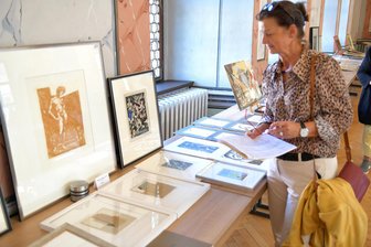 Kunst zum Schnäppchenpreis in Freiberg: Aber der Auktionator ist sauer - Kunstauktion im Städtischen Festsaal Freiberg. Besucherin Rita Klauser schaut sich um.