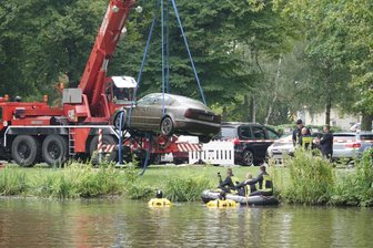 Der Skoda am Haken eines Krans, der das Auto aus dem Wasser beförderte.