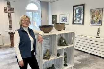 Kunstausstellungen in Stollberg und Zwönitz: Keramik, Gemälde und Blütenbilder - Gudrun Thriemer, ausgebildete Scheibentöpferin, studierte in Halle bei Keramikerin Gertraud Möhwald. Seit 1976 hat sie in Neuwürschnitz ihre Werkstatt.