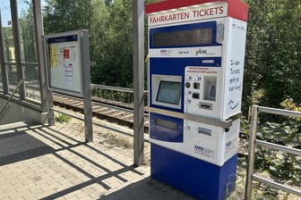 Kunstbahnhof Flöha ohne Fahrkartenautomat - und wie sieht‘s in Oederan aus? - In Oederan befindet sich der Automat direkt auf dem Bahnsteig.