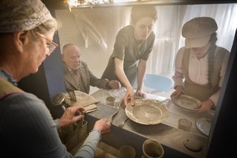 Kunstbiennale in Venedig: Erstmals spielt ostdeutsche Geschichte eine Rolle im Deutschen Pavillon - Mit ostdeutscher Durchreiche: "Monument eines unbekannten Menschen" von Ersan Mondtag ist im Deutschen Pavillon in Venedig zu sehen. Die Einrichtung im Pavillon wird regelmäßig zur Kulisse einer Art Bühnenstück über Einwanderer - und Ostdeutsche.