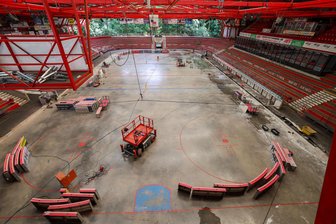 Kunsteisstadion im Sahnpark in Crimmitschau bekommt Flex-Bande: Die besten Fotos von der Eispiraten-Baustelle - Blick vom Dach des Hauptgebäudes. So sieht es aktuell im Kunsteisstadion im Sahnpark aus.