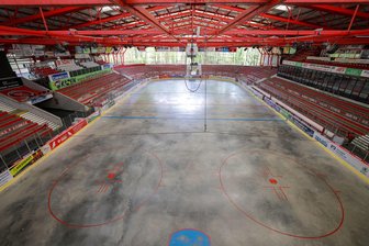 Kunsteisstadion im Sahnpark in Crimmitschau bekommt Flex-Bande: Was mit den alten Teilen passiert und wie der Zeitplan aussieht - Blick in das Kunsteisstadion im Sahnpark in Crimmitschau: Hier beginnt in dieser Woche die Demontage der alten Bande.