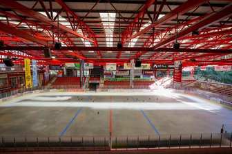 Kunsteisstadion im Sahnpark in Crimmitschau: Experte beziffert Finanzbedarf für Modernisierung der Eispiraten-Spielstätte auf 37,5 Millionen Euro - Blick in das vor 60 Jahren eröffnete Kunsteisstadion im Sahnpark in Crimmitschau. In einer Machbarkeitsstudie wird der Sanierungsbedarf erfasst.