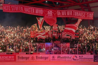 Kunsteisstadion im Sahnpark in Crimmitschau: Warum die Machbarkeitsstudie für die Eispiraten-Spielstätte später fertig wird - Fans sorgen im Kunsteisstadion im Sahnpark für eine einmalige Atmosphäre. Sie erinnern mit einem Plakat an den Stadion-Geburtstag.