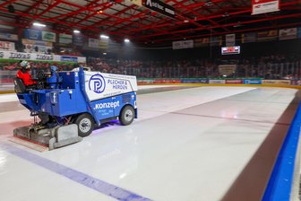 Kunsteisstadion im Sahnpark in Crimmitschau: Warum wird die Eis-Saison verlängert? - Die Eismaschine rollt bis Mitte April über die Eisfläche im Kunsteisstadion im Sahnpark in Crimmitschau.