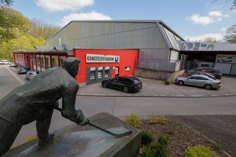 Kunsteisstadion im Sahnpark in Crimmitschau: Was Eispiraten und Stadt zu den Namensrechten vereinbaren - Das Kunsteisstadion im Sahnpark ist die Heimspielstätte der Eispiraten Crimmitschau. Im neuen Stadionnutzungsvertrag taucht auch ein Passus zu den Namensrechten auf.