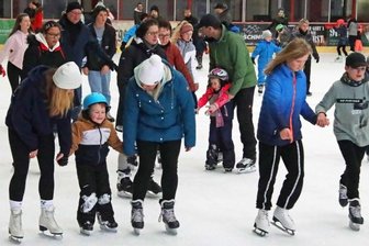 Kunsteisstadion in Crimmitschau öffnet wieder zum Eislaufen - Auf dem Eis des Kunsteisstadions im Sahnpark waren am Sonntagmittag Groß und Klein unterwegs.