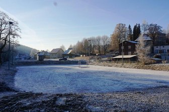 Kunsteisstadion weg - Klingenthal sucht nach einer Alternative - Im Klingenthaler Stadtteil Brunndöbra erinnert heute nicht mehr viel an das 1997 eingeweihte Kunsteisstadion. Im Stadtrat sollen 2022 Ideen für eine künftige Nutzung des Areals gefunden werden.