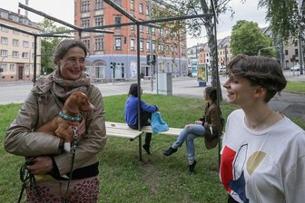 Kunstfestival auf Chemnitzer Sonnenberg: Kreative widmen sich Träumen - Künstlerin Anke Westermann (mit Hund Linus) im Gespräch mit Ulrike Brantl vom Klub Solitär. Im Hintergrund: Westermanns Haltestelle. 
