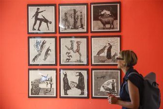 Kunstfestival „Begehungen“ im einstigen Chemnitzer Schulmodell widmet sich der Protestkultur - Hier kippelt und kippt es – in den Radierungen des Chemnitzer Künstlers Jürgen Höritzsch, der historische Abbildungen aufnimmt und verfremdet, spiegelt sich der vieldeutige Titel „Kippeln“ der diesjährigen „Begehungen“ wider.