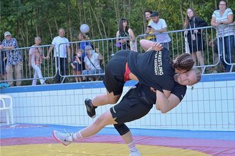 Kunstfestival "Begehungen" in Thalheim gestartet: Moderne Kunst im alten Erzgebirgsbad - Aber auch sportliche Aspekte hat es gegeben. So hat sich der Pool kurzerhand in eine Arena verwandelt, in der Ringer des RV Thalheim ihren Sport in Form eines Showkampfes vorgestellt haben (im Bild links oben Cassidy Richter und Lilly Schneider)
