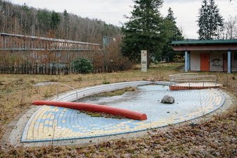 Kunstfestival "Begehungen": Wie ein brach liegendes Bad schmerzt - Verlassen: Das Erzgebirgsbad in Thalheim liegt brach. Etliche Einwohner können sich damit nur schwer abfinden.
