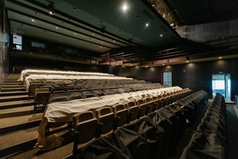 Kunstfestival bietet seltenen Einblick ins Schauspielhaus Chemnitz – und braucht Geld - Das Schauspielhaus ist seit Jahren ungenutzt. Beim Kunstfestival „Begehungen“ darf man rein.