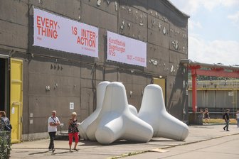 Kunstfestival in der Kulturhauptstadt: Die Chemnitzer „Begehungen“ in Bildern - Bis zum 17. August findet das Kunstfestival Begehungen im Heizkraftwerk Chemnitz Nord statt.