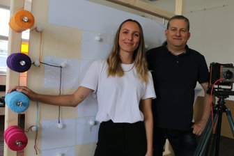 Kunstgalerie soll im Schloss Mühltroff etabliert werden - Sarah Zimmermann und Dirk Albert errichten die Ausstellung im Schloss.