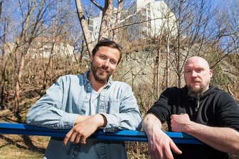 Kunstgarten im Syratal soll noch dieses Jahr fertig sein - Vereinschef René Seifert (links) und Markus Schneider unterhalb des Streitsberg, wo der Kunstgarten entstehen soll.