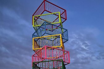 Kunstgeheimnis in Lichtenau gelüftet: Bunte Metallzäune verzieren Skulpturenweg - Es ist vollbracht. Die Skulptur "Ornamente" in Oberlichtenau steht, hier der obere Teil.
