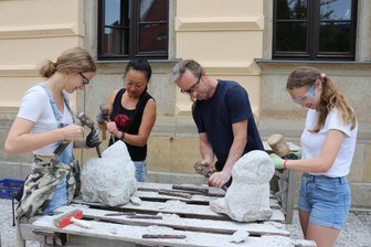 Kunstgenuss am Werdauer Markt: Künstlerehepaar zeigt Werke unter dem Titel „fifty-fifty“ - Jiang Bian-Harbort und Sebastian Harbort leiten regelmäßig die Kinder-Werkstattwoche in Zwickau.