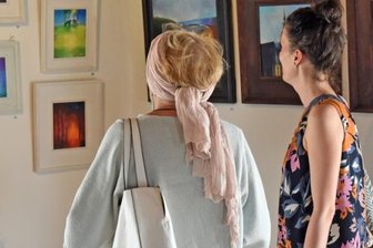 Kunstgenuss geht in die Verlängerung - Noch bis zum 31. Oktober zeigt Künstler Roland Unger in der Turmgalerie von Schloss Augustusburg seine Werke. Der Maler ist für Farbenfreude bekannt, versteht sich auf Bauwerke, Natur und Pflanzen.
