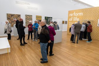 Kunstgenuss statt Bratwurst: Wie eine Aktion eines Chemnitzer Vermieters zu einem unverhofften Wiedersehen führte - Die Tour mit dem Kunstbus führte in die Kunstsammlungen.