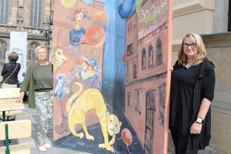 Kunstgenuss und Begegnungen zur Jubiläumsausstellung - Zwickauer Künstlerinnen Petra Jäntsch (l.) und Evelyn Loew haben den Aufsteller bemalt, der in der Galerie am Domhof noch bis zum 19. September auf den "Sommersalon 2021" hinweist.