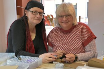 Kunsthandwerk aus dem Erzgebirge und der Bretagne: So lernen Frauen voneinander über ihre Traditionen - Ramona Lang (li.) hat den Kurs in Aue geleitet. Sie zeigte die Technik des Soutache Carmen Hüter aus Thierfeld.
